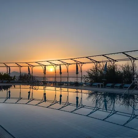 Daire Termini-sant'agata Sleeps 4 With Pool